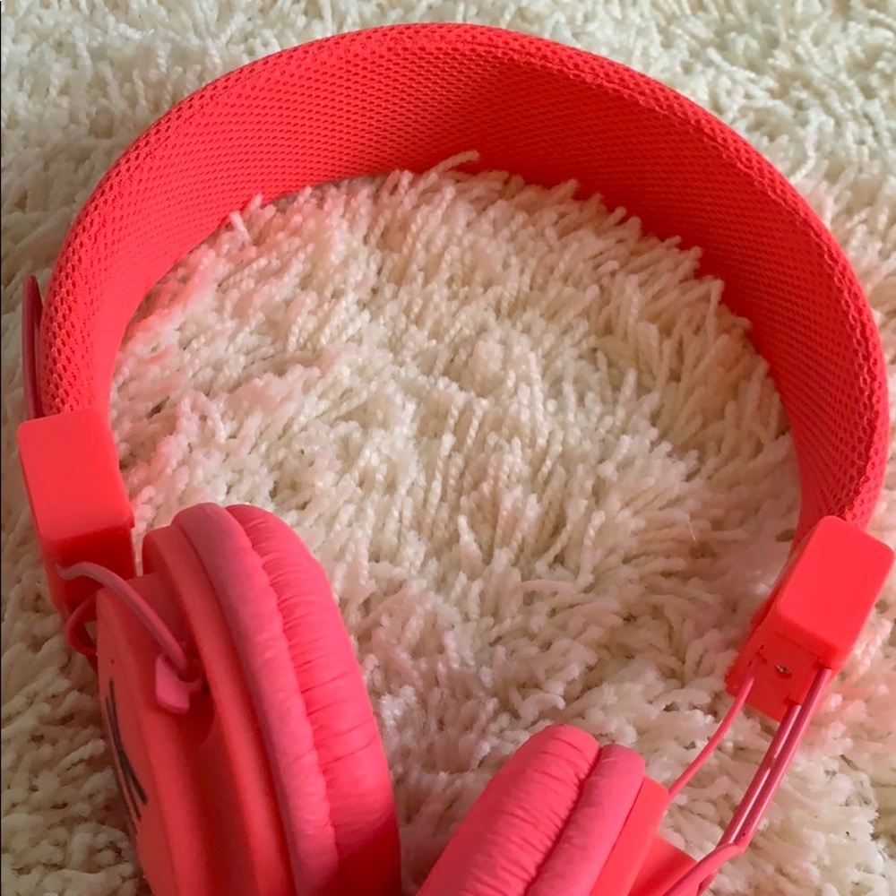 PINK VS HEADPHONES - Picture 5 of 5